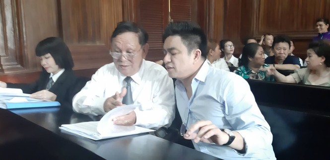 ‘Đụng mặt’ nảy lửa tại sân tòa vụ xử vợ bác sĩ Chiêm Quốc Thái - ảnh 3