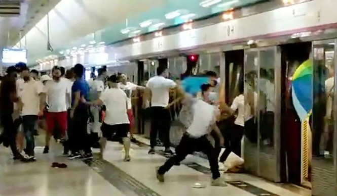 Người Hong Kong ngỡ ngàng vì đột nhiên bị côn đồ tấn công - ảnh 1