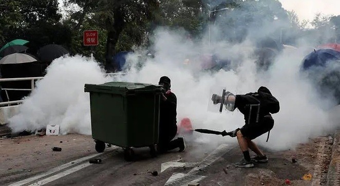 Tình hình căng như dây đàn, Hong Kong đóng cửa tất cả trường học - ảnh 1