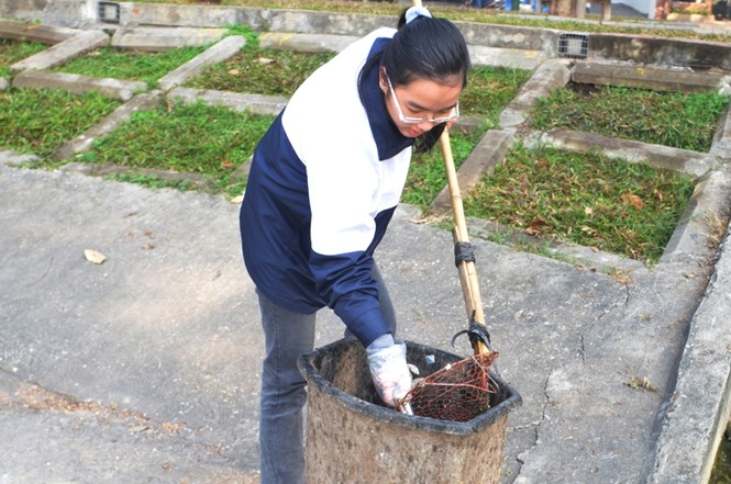 Sinh viên tình nguyện dọn rác ngày ông Công, ông Táo - ảnh 4