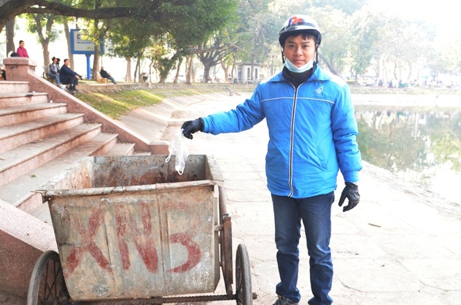 Sinh viên tình nguyện dọn rác ngày ông Công, ông Táo - ảnh 1