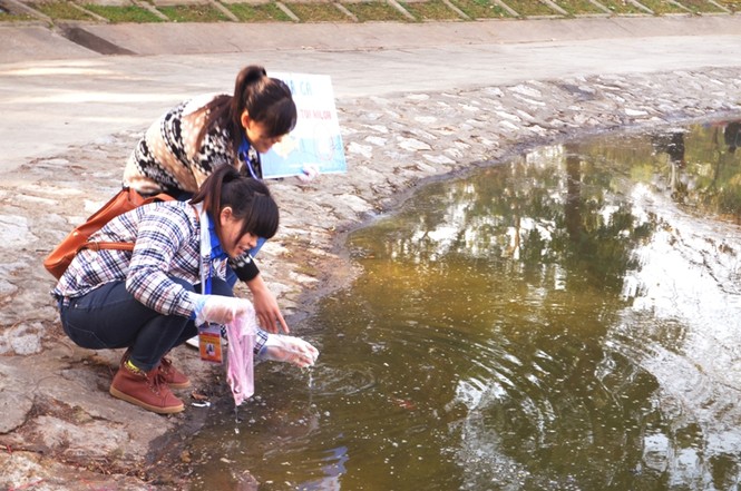 Sinh viên tình nguyện dọn rác ngày ông Công, ông Táo - ảnh 2