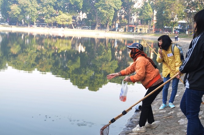 Sinh viên tình nguyện dọn rác ngày ông Công, ông Táo - ảnh 7