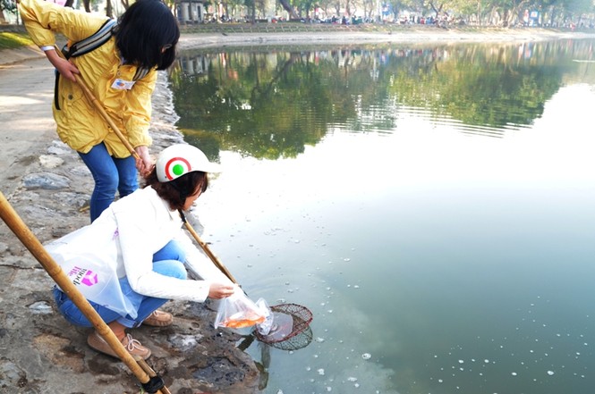 Sinh viên tình nguyện dọn rác ngày ông Công, ông Táo - ảnh 9