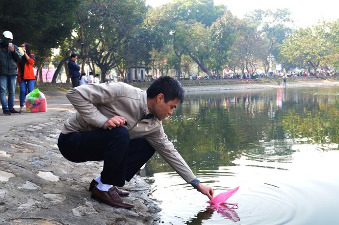 Sinh viên tình nguyện dọn rác ngày ông Công, ông Táo - ảnh 8