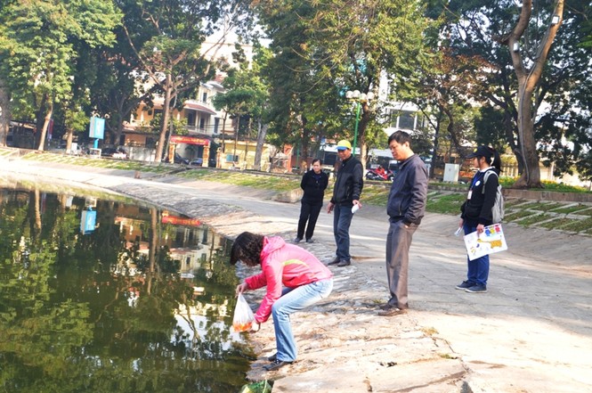 Sinh viên tình nguyện dọn rác ngày ông Công, ông Táo - ảnh 11