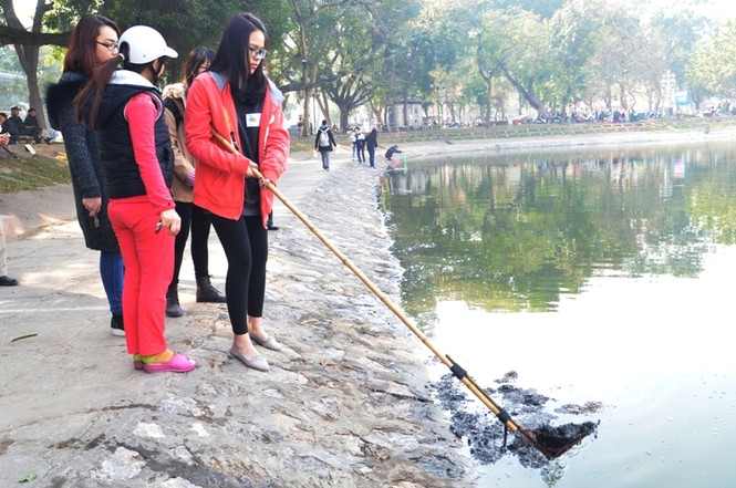 Sinh viên tình nguyện dọn rác ngày ông Công, ông Táo - ảnh 12