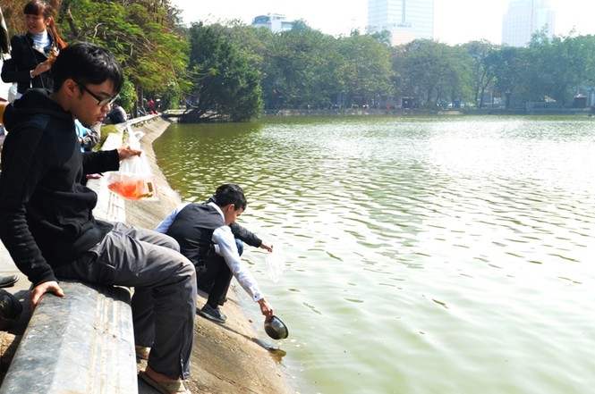 Sinh viên tình nguyện dọn rác ngày ông Công, ông Táo - ảnh 16