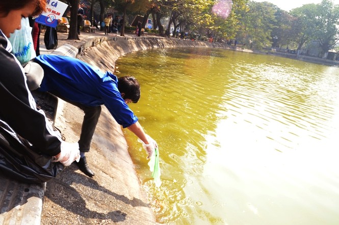 Sinh viên tình nguyện dọn rác ngày ông Công, ông Táo - ảnh 14