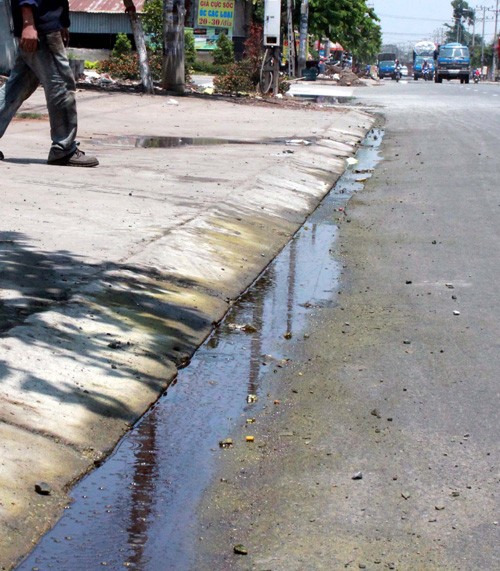 Cả ngàn lít a xít đổ ra đường, bốc khói ngùn ngụt - ảnh 1