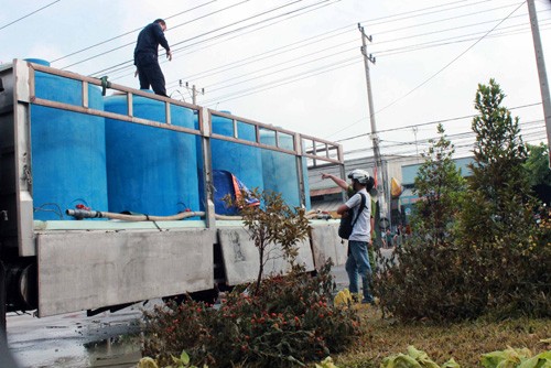 Cả ngàn lít a xít đổ ra đường, bốc khói ngùn ngụt - ảnh 2