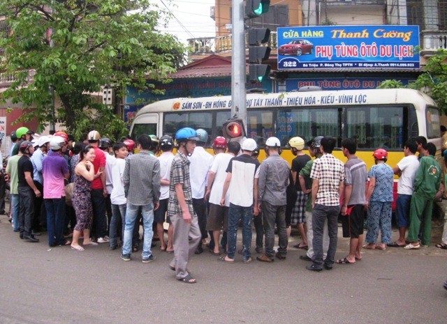 Hai người chết thảm dưới bánh xe buýt - ảnh 1