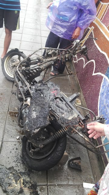 Honda Lead chở bà bầu cháy trơ khung trên đường - ảnh 4