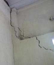Mất nhà vì tin thầy bói phán dưới đất có vàng - ảnh 1