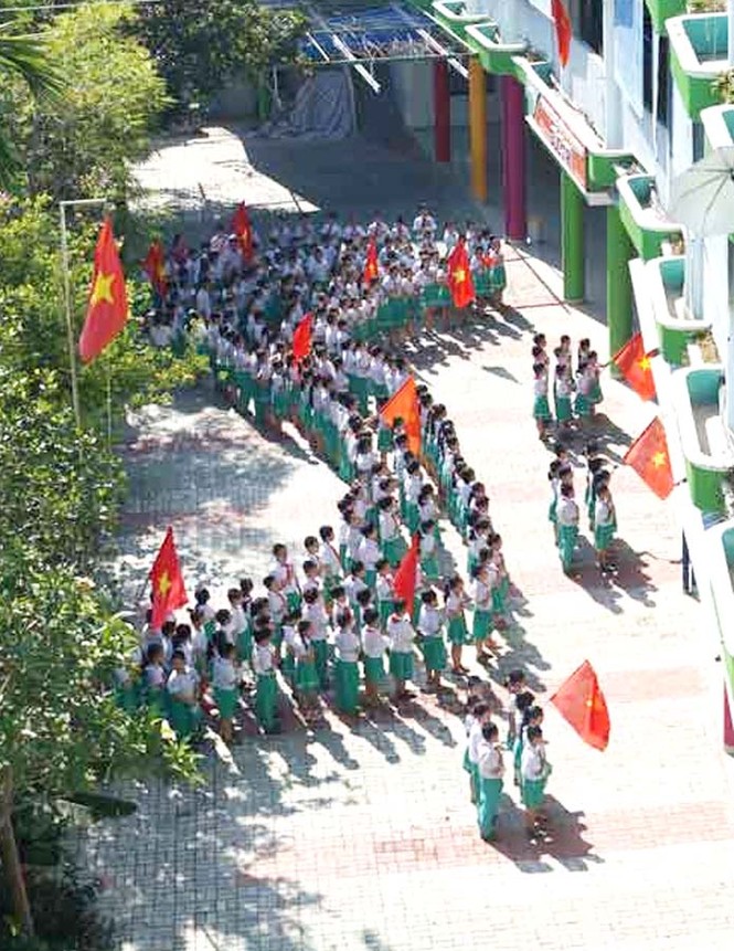 Xúc động hình ảnh học sinh xếp hình bản đồ Việt Nam - ảnh 1