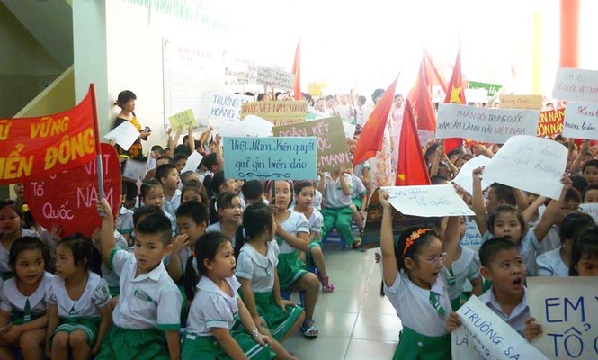 Xúc động hình ảnh học sinh xếp hình bản đồ Việt Nam - ảnh 2