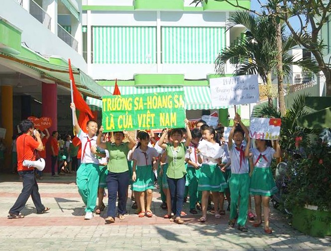 Xúc động hình ảnh học sinh xếp hình bản đồ Việt Nam - ảnh 7