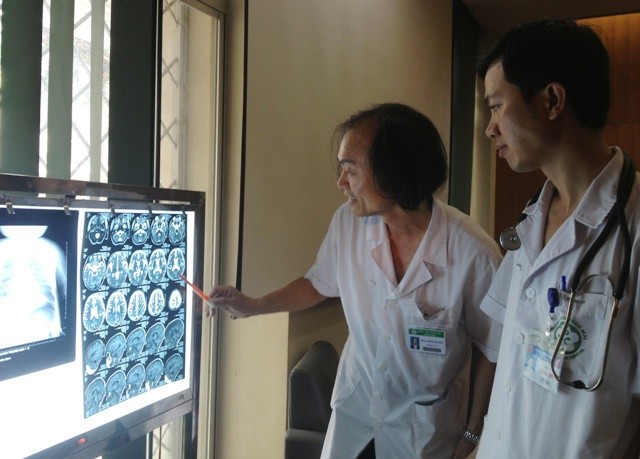 Cứu sống trẻ bị sởi biến chứng nặng, nhiều lần xin về chờ chết - ảnh 2