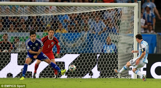 Messi 'làm xiếc' trước hàng thủ Bosnia - ảnh 6