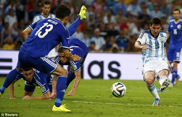 Messi 'làm xiếc' trước hàng thủ Bosnia - ảnh 5