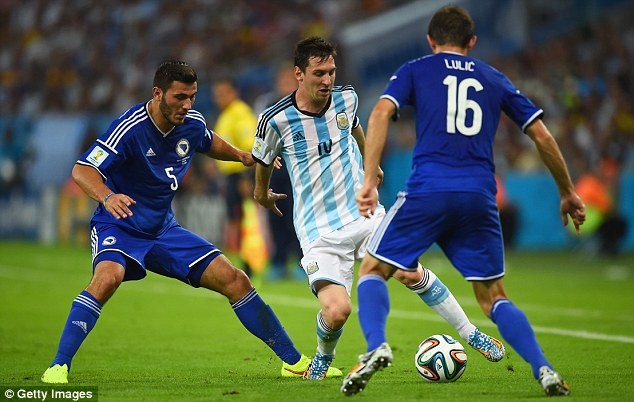 Messi 'làm xiếc' trước hàng thủ Bosnia - ảnh 1