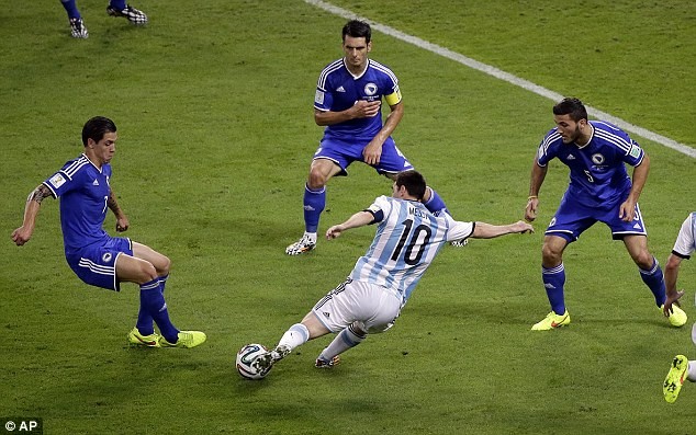 Messi 'làm xiếc' trước hàng thủ Bosnia - ảnh 2