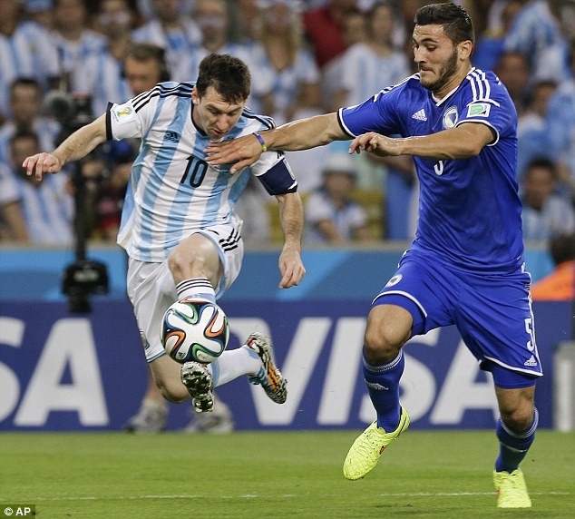 Messi 'làm xiếc' trước hàng thủ Bosnia - ảnh 3