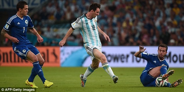Messi 'làm xiếc' trước hàng thủ Bosnia - ảnh 4