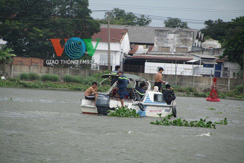 Đang đi, cô gái nhảy xuống sông Sài Gòn tự tử - ảnh 1