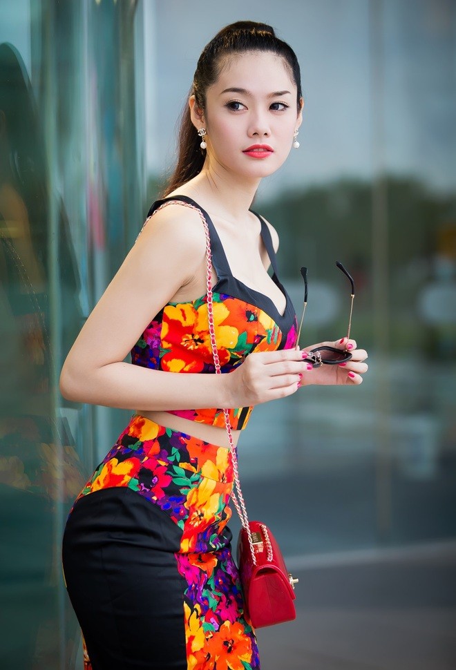 Linh Chi chuộng style gợi cảm sau nâng ngực - ảnh 1