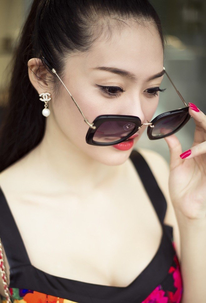 Linh Chi chuộng style gợi cảm sau nâng ngực - ảnh 2