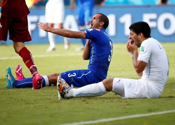 Thu nhập của Suarez sắp bị 'cắn' vì vụ 'cẩu xực' - ảnh 1
