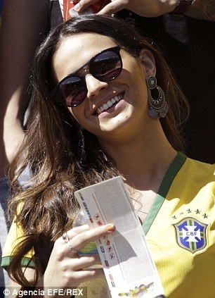 Diện áo đấu Brazil, bạn gái Neymar 'thiêu đốt mọi ánh nhìn' - ảnh 3
