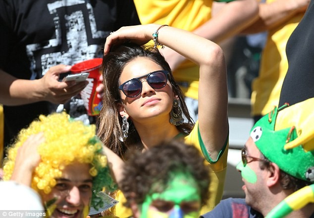 Diện áo đấu Brazil, bạn gái Neymar 'thiêu đốt mọi ánh nhìn' - ảnh 1