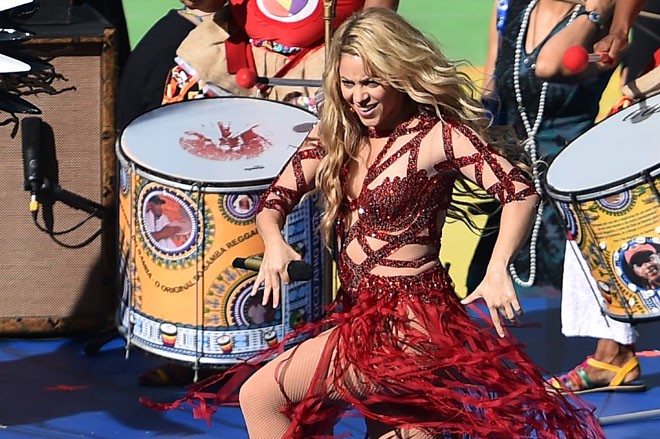 Diện váy đỏ, Shakira lắc hông bốc lửa đêm bế mạc World Cup - ảnh 12