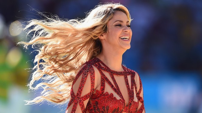 Diện váy đỏ, Shakira lắc hông bốc lửa đêm bế mạc World Cup - ảnh 2