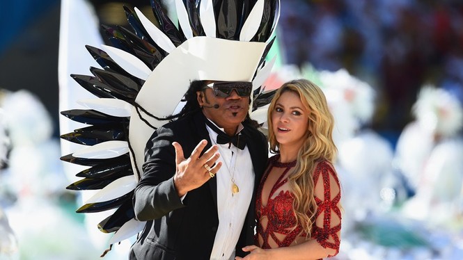 Diện váy đỏ, Shakira lắc hông bốc lửa đêm bế mạc World Cup - ảnh 1