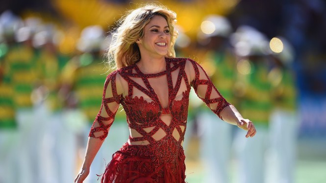 Diện váy đỏ, Shakira lắc hông bốc lửa đêm bế mạc World Cup - ảnh 3