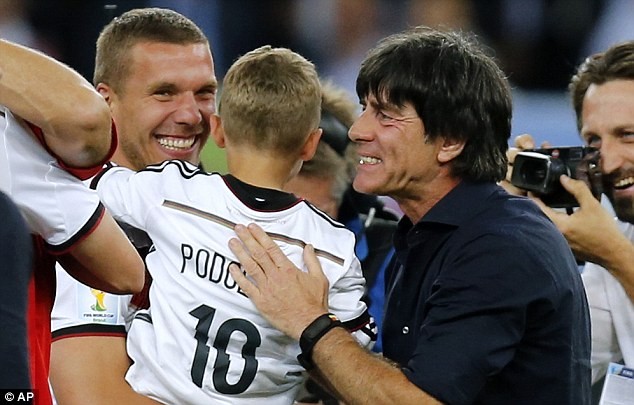 Schweinsteiger 'tình tứ' hôn... Podolski sau khi Đức lên ngôi - ảnh 3