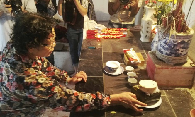 Nước mưa hòa lẫn nước mắt bên ngôi mộ chị Huyền - ảnh 1