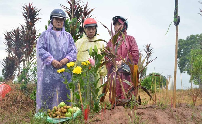 Nước mưa hòa lẫn nước mắt bên ngôi mộ chị Huyền - ảnh 12
