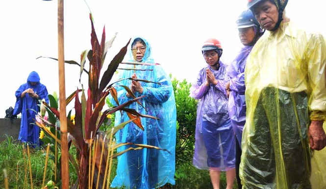 Nước mưa hòa lẫn nước mắt bên ngôi mộ chị Huyền - ảnh 8