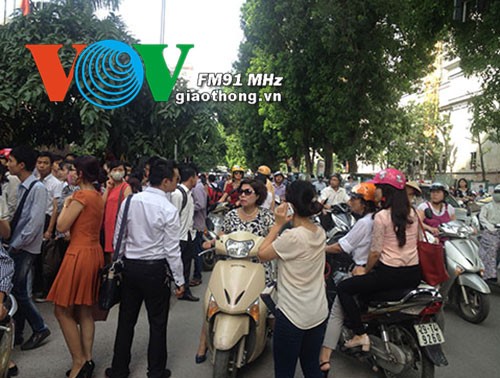 Tắc đường vì tranh nhau nộp hồ sơ thi công chức - ảnh 2