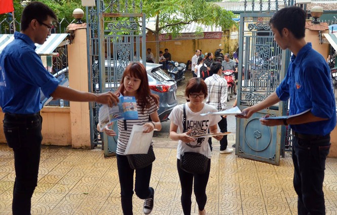 ẢNH: Tân sinh viên rạng rỡ ngày nhập học - ảnh 1