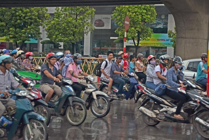 Người dân ùn ùn kéo về Thủ đô sau kỳ nghỉ lễ - ảnh 14