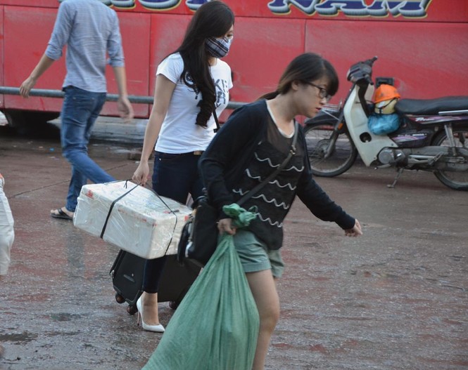 Người dân ùn ùn kéo về Thủ đô sau kỳ nghỉ lễ - ảnh 3