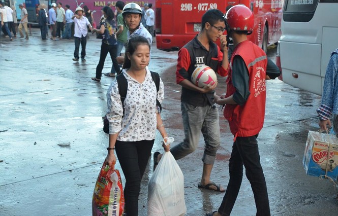 Người dân ùn ùn kéo về Thủ đô sau kỳ nghỉ lễ - ảnh 6