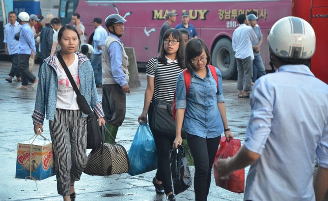 Người dân ùn ùn kéo về Thủ đô sau kỳ nghỉ lễ - ảnh 7