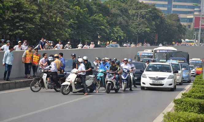 Tắc đường vào hầm Kim Liên vì tai nạn liên hoàn - ảnh 8