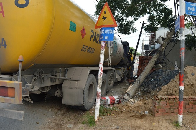 Xe bồn chở khí tông trụ điện, nhiều người hoảng hồn - ảnh 1